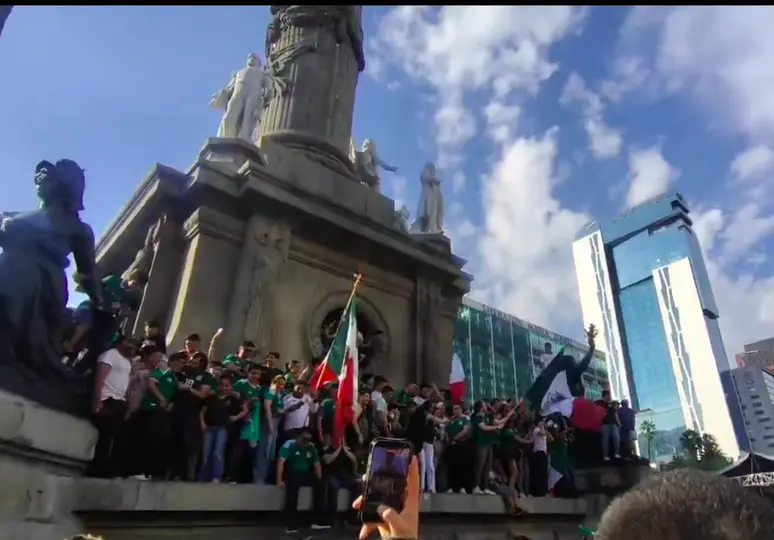 La victoria de México sobre Brasil en la Final de la Copa Confederaciones de 1999 provocó una de las concentraciones más multitudinarias registradas en el Ángel./ Captura de pantalla