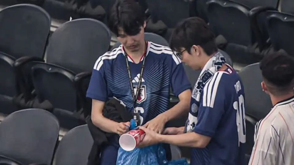 Afición de Japón da una lección al limpiar el estadio tras jugar contra Países Bajos