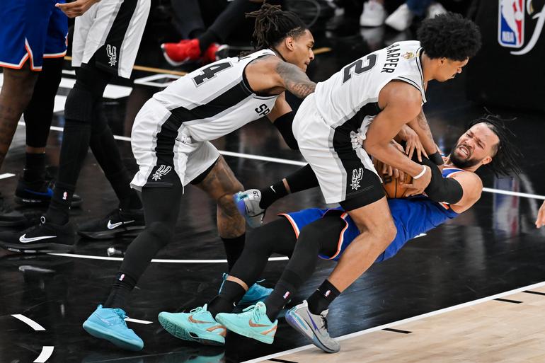 Spurs defendiendo con todo a los Knicks | AP