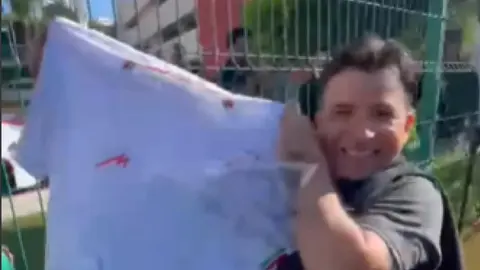 Aficionado recibe camiseta de Irán en Tijuana l CAPTURA