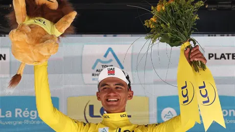Isaac del Toro celebra en el Tour Auvergne-Rhone-Alpes 2026 | AFP