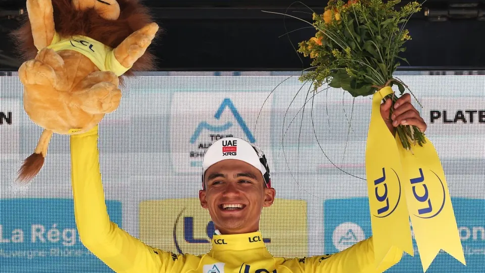 Isaac del Toro celebra en el Tour Auvergne-Rhone-Alpes 2026 | AFP