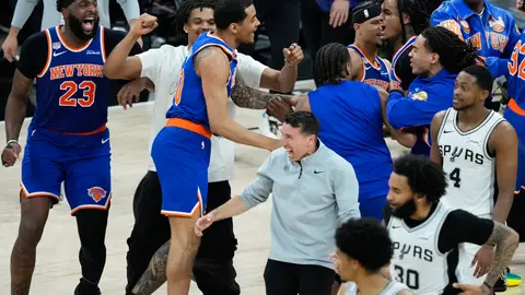 Jugadores de los Knicks celebrando | AP