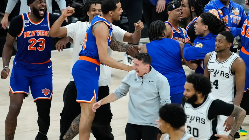 Jugadores de los Knicks celebrando | AP