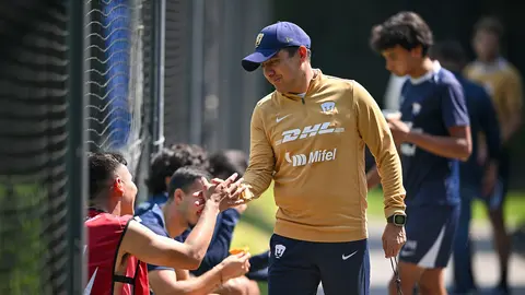 Luis Pérez como auxiliar de Pumas | IMAGO 7