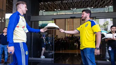 ¡Bienvenida regia! Samuel García recibe a Viktor Gyökeres con sombrero norteño en Nuevo León