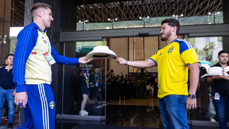¡Bienvenida regia! Samuel García recibe a Viktor Gyökeres con sombrero norteño en Nuevo León