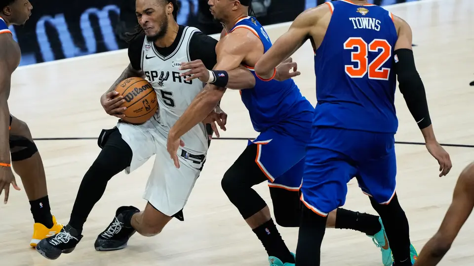 Spurs y Knicks dandolo todo por el balón | AP