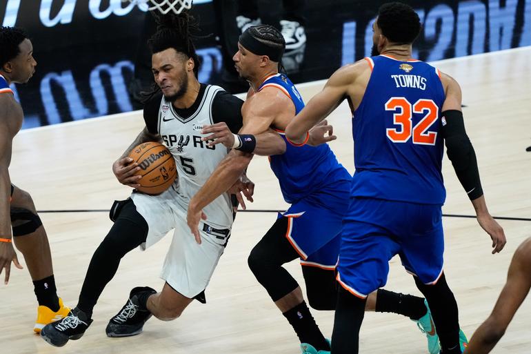 Spurs y Knicks dandolo todo por el balón | AP