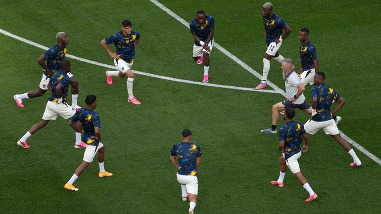 Jugadores ecuatorianos calentando antes del partido de debut | AP