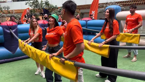Dania Méndez y otros influencers participaron en el futbolito humano. / Georgina Sánchez