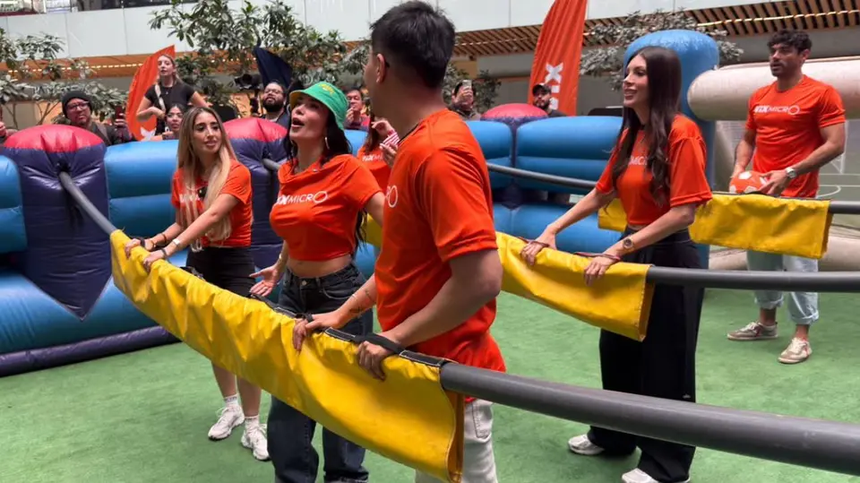 Dania Méndez y otros influencers participaron en el futbolito humano. / Georgina Sánchez
