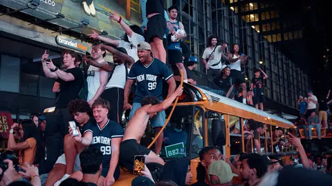 ¡La Gran Manzana no duerme! Aficionados desatan el caos en Nueva York tras el campeonato de los Knicks