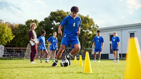 El estudio analizó academias dirigidas a niñas y niños de alrededor de ocho años que buscan iniciarse en el futbol de manera recreativa./ Pixabay
