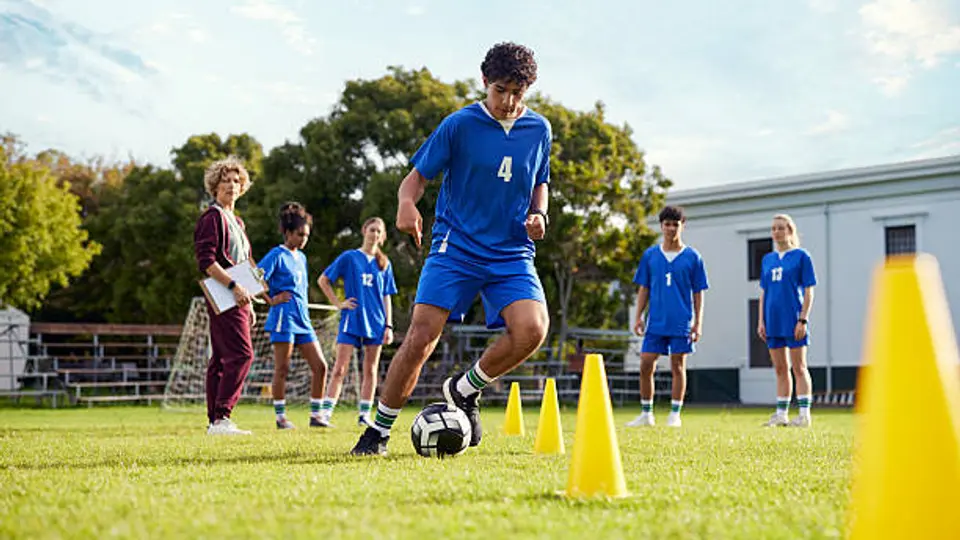 El estudio analizó academias dirigidas a niñas y niños de alrededor de ocho años que buscan iniciarse en el futbol de manera recreativa./ Pixabay
