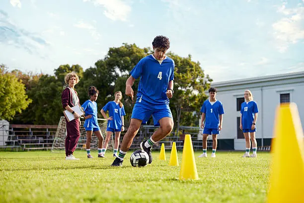 El estudio analizó academias dirigidas a niñas y niños de alrededor de ocho años que buscan iniciarse en el futbol de manera recreativa./ Pixabay