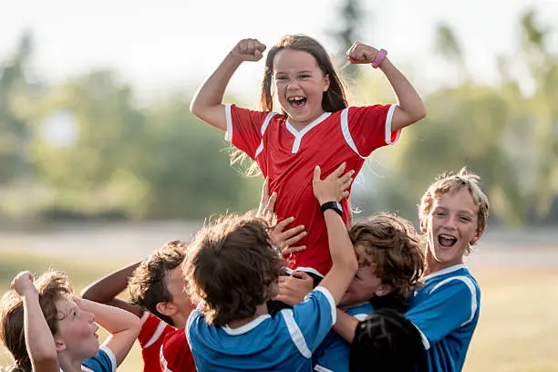 Algunas academias ofrecen entrenamientos en canchas abiertas, mientras que otras cuentan con espacios techados o superficies sintéticas./ Pixabay