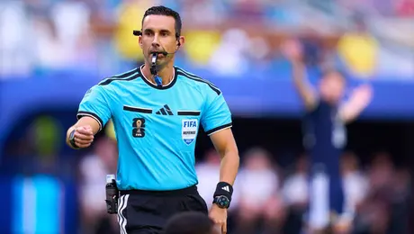 César Ramos impartió clases y enseñó cómo expulsar jugadores
