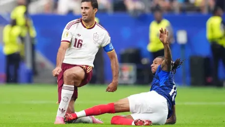 ¡Una polémica más en el Mundial! Fuerte entrada de Michael Olise sobre Rodri no fue revisada
