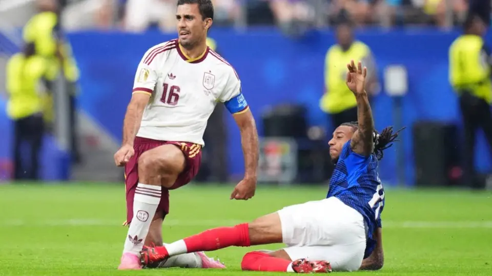 ¡Una polémica más en el Mundial! Fuerte entrada de Michael Olise sobre Rodri no fue revisada