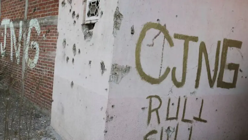 Los sujetos aparecen portando armas largas y chalecos tácticos con las siglas del Cártel Jalisco Nueva Generación./ RS