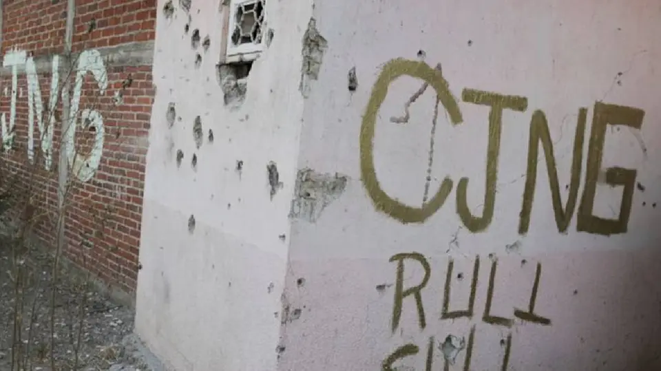 Los sujetos aparecen portando armas largas y chalecos tácticos con las siglas del Cártel Jalisco Nueva Generación./ RS