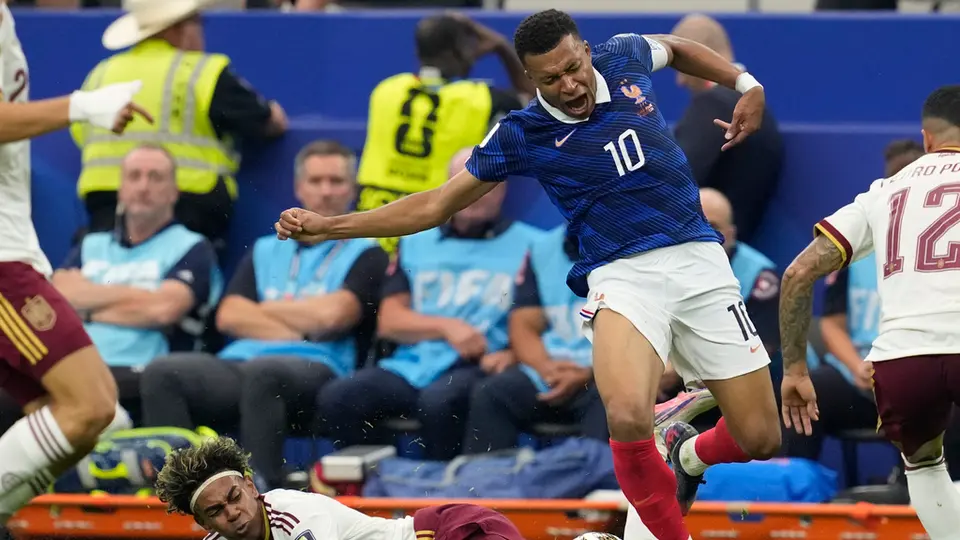 Lamine Yamal en una barrida frente a Mbappé en las Semifinales de Copa del Mundo | AP