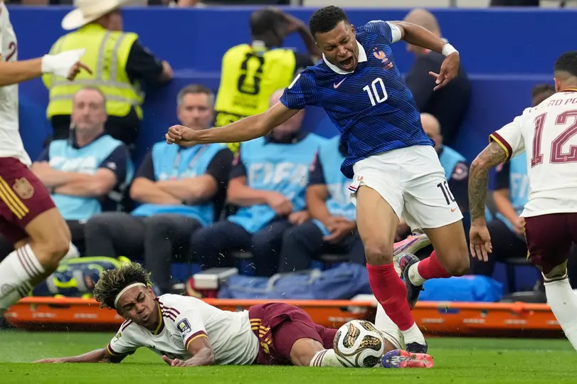 Lamine Yamal en una barrida frente a Mbappé en las Semifinales de Copa del Mundo | AP