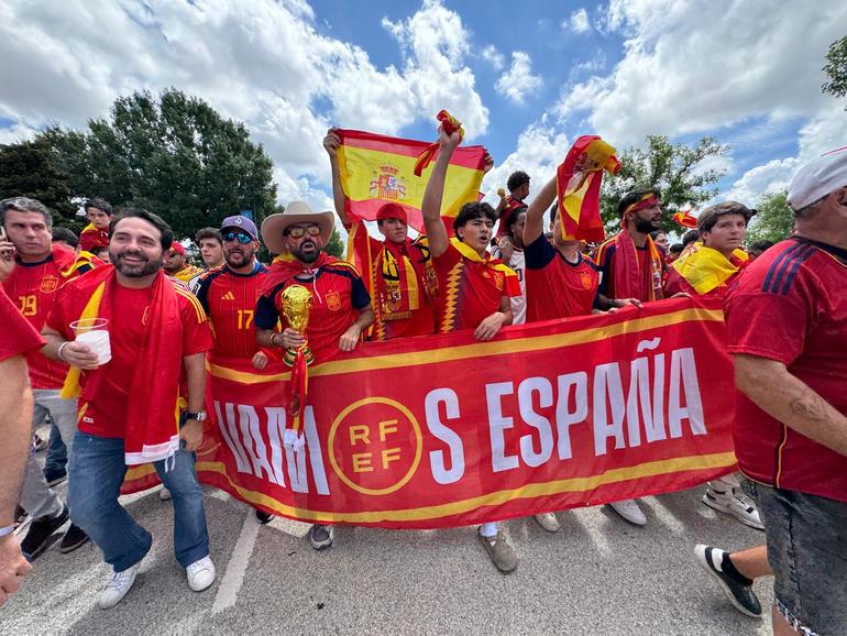 Llega a 'La Furia Roja' al estadio | CARLOS PONCE