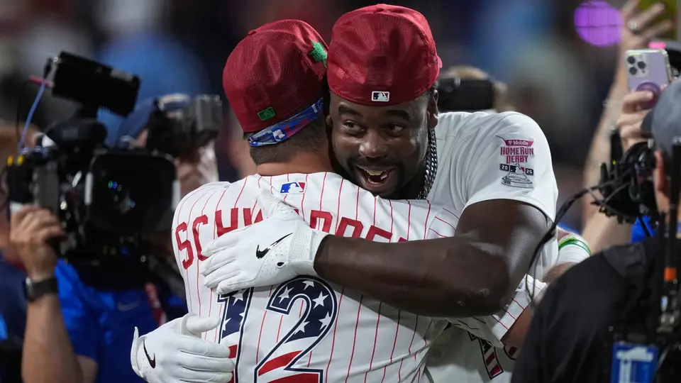 Abrazo entre Jordan Walker y Kyle Schwarber | AP