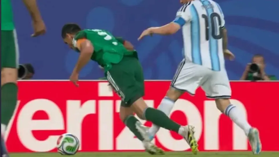 Messi cometió falta, pero le perdonaron la tarjeta roja | Captura