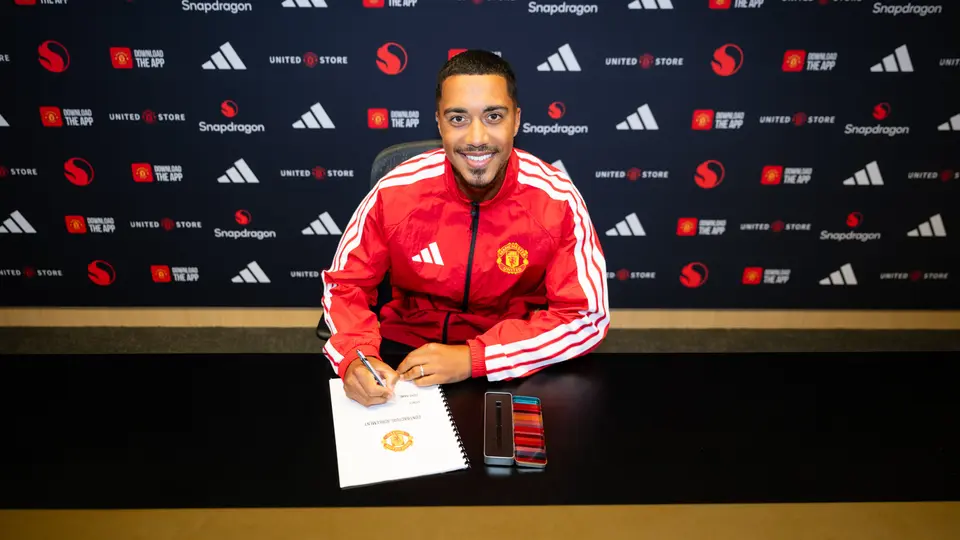 Youri Tielemans firmó contrato de cinco años con Manchester United | X @ManU