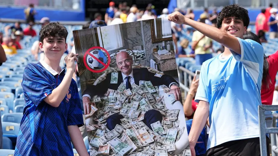 Fans sostienen una imagen de Gianni Infantino como protesta en el Mundial 2026 | AP
