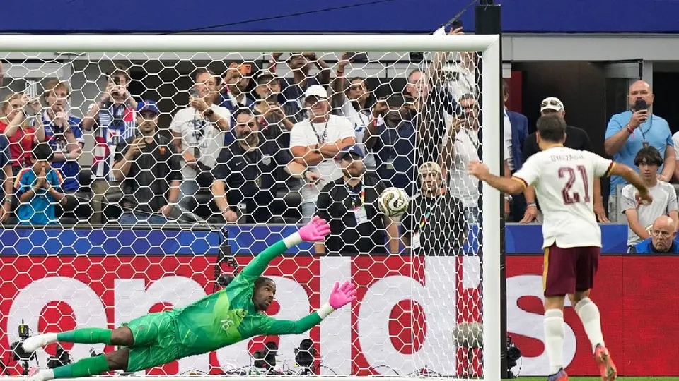 Mikel Oyarzabal marca de penalti el 1-0 sobre Francia, en la Semifinal del Mundial 2026. l AP