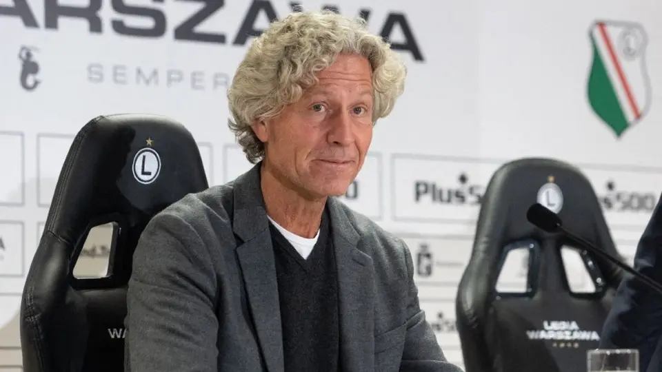 Dariusz Mioduski en conferencia de prensa con Legia Warsaw | AFP