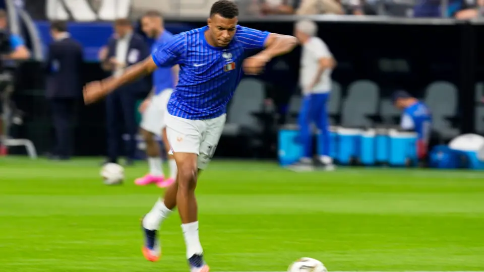 Kylian Mbappé en calentamiento previo a juego de Francia | AP