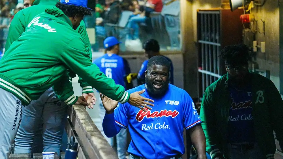 Sandber Pimentel con los Bravos de León | x:@LMBBravosLeon