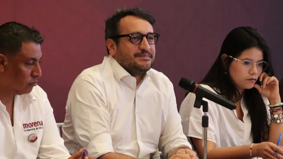 El morenista pide que le comprueben los motivos para retirarle el documento para ingresar a EU / Especial