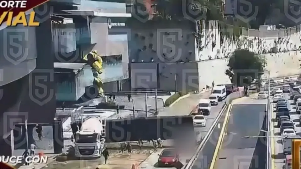 La víctima aún no ha sido identificada y murió tras el impacto de la estructura metálica / Especial