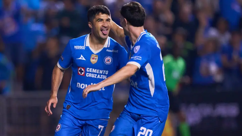 Jugadores de Cruz Azul en celebración con Nico Ibáñez en la Leagues Cup 2026 | MEXSPORT