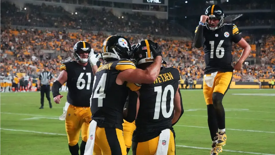 Jugadores de Steelers celebrando la victoria ante Green Bay | AP