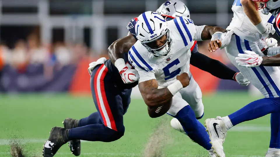 Anthony Richardson perdiendo el balón ante los Patriots | AP