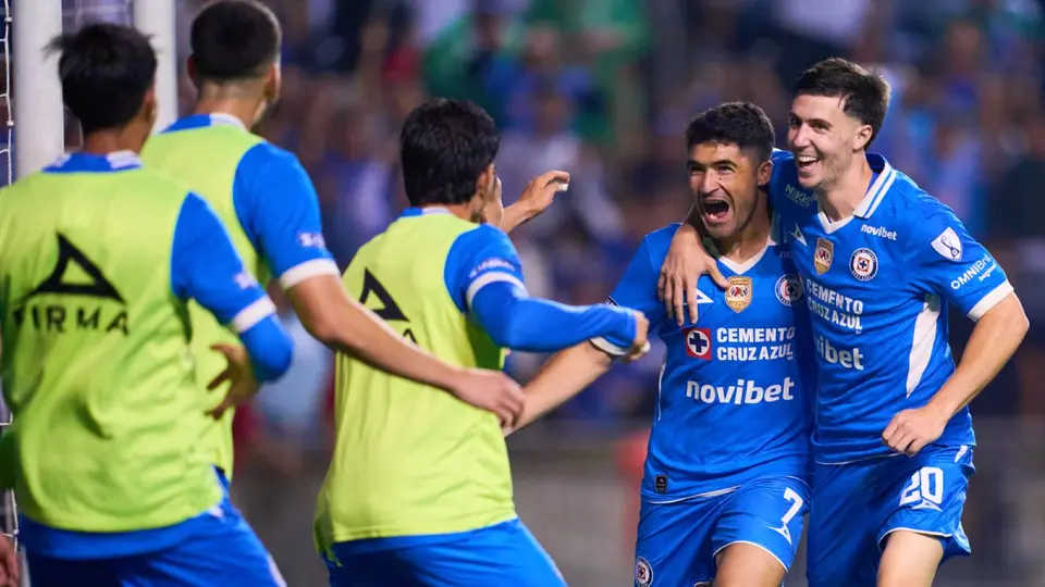 Jugadores de Cruz Azul en celebración con Nico Ibáñez en la Leagues Cup 2026 | MEXSPORT