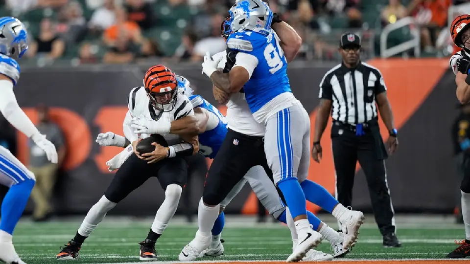 Joe Burrow siendo capturado por los Lions | AP