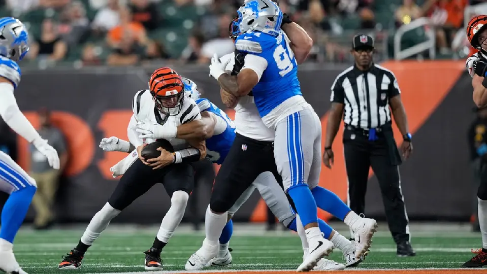 Joe Burrow siendo capturado por los Lions | AP