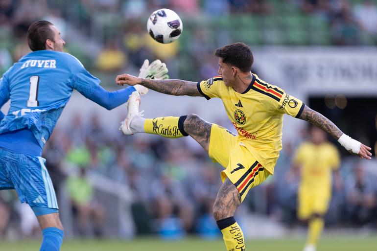 Brian Rodríguez del América y Brad Stuver de Austin en partido de Leagues Cup | MEXSPORT