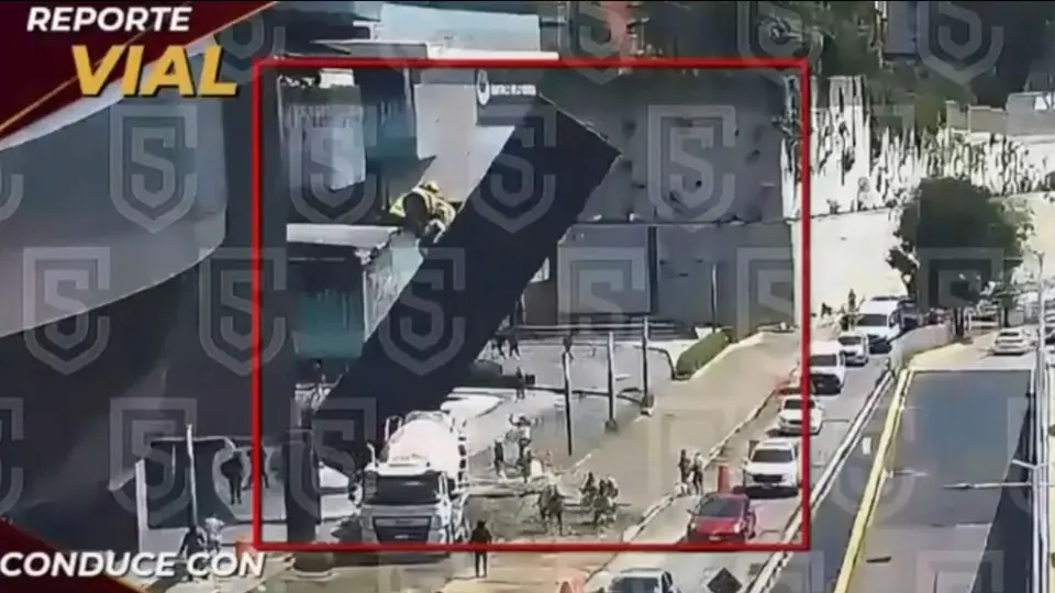 VIDEO|Cae estructura sobre auto en Paseo Interlomas; una mujer murió