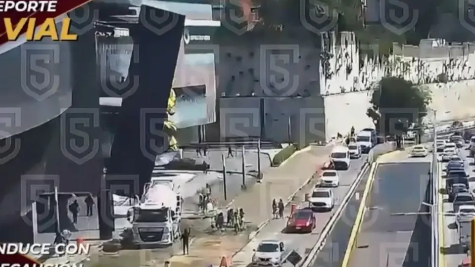 Elementos de emergencia acudieron al lugar para atender el accidente registrado en la vialidad de la Barranca / Especial