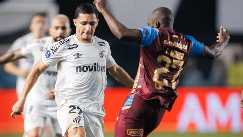 Davi Fernandes del Santos FC pelea el balón con Jordan Mohor del Macará | X: @SantosFC