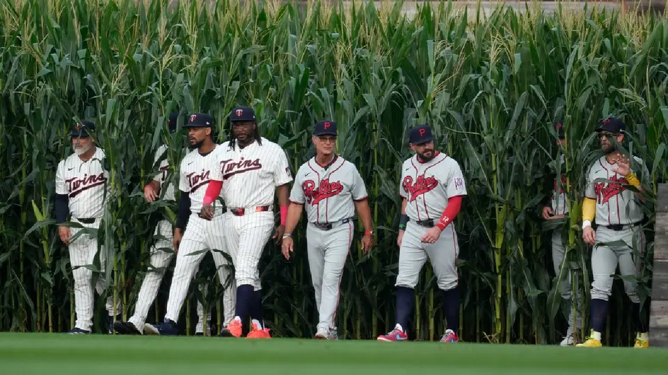 Jugadores de los Twins entrando al campo desde los maizales de Iowa | AP